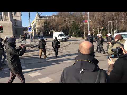 Schwarzer Block trifft auf Polizei