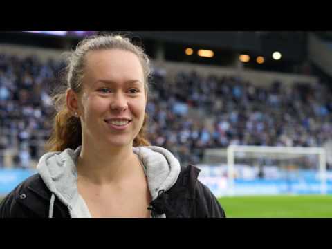 Fotbollsdrömmar - Emma går in med spelarna i MFF