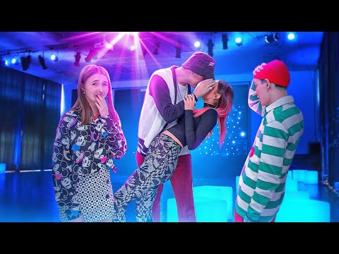 PRIMUL SĂRUT LA O ȘCOALĂ DE ELITĂ! 🎉 Petrecere cool pentru adolescenți!