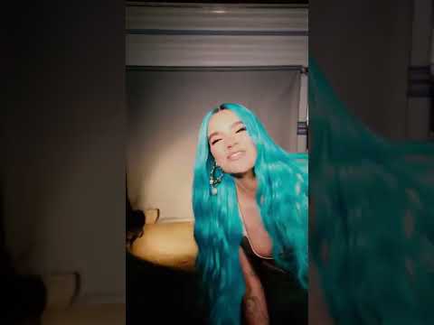 Becky G and Karol G present “Mamiii”