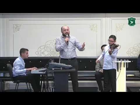 Vasile Avram, împreună cu fiii săi, laudă pe Dumnezeu în biserica Rugul Aprins din Toflea.