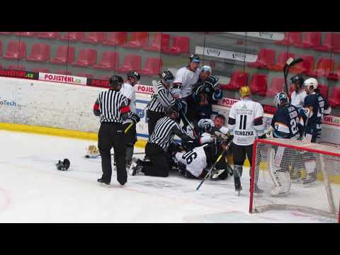Black Dogs Budweis - Engineers Prague 1:4, 2019-20 (Lukáš Sumerauer a Lukáš Prášek v šarvátce)