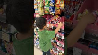 独特な動きでお菓子を選ぶ甥っ子