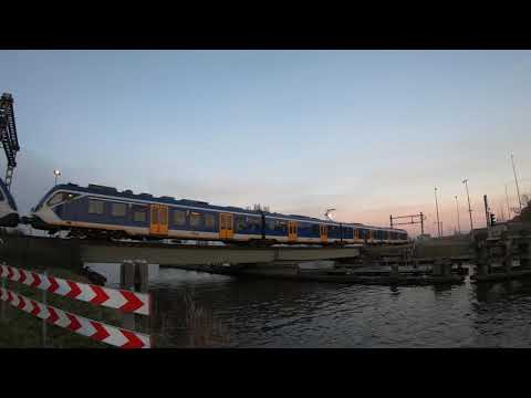NS SNG 2718 + 2703 | spoorbrug te Alphen aan den Rijn - 4K