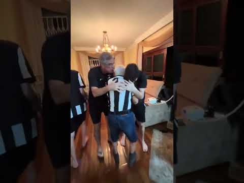 "El abuelo que necesita tres personas para levantarse… Excepto cuando su equipo marca en una final:" Barra: Loucos pelo Botafogo &bull; Club: Botafogo &bull; País: Brasil