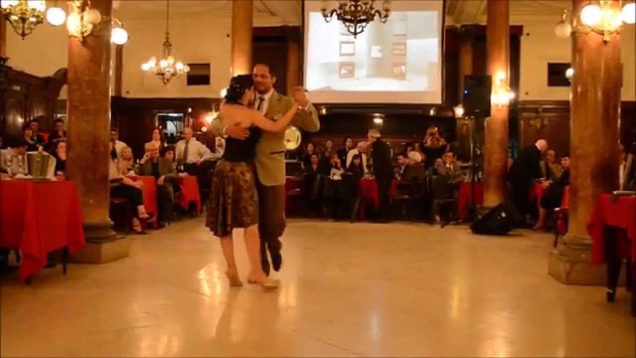 Frank Obregón y Jenny Gil bailan Pensalo Bien en el Homenaje a Alberto Podestá