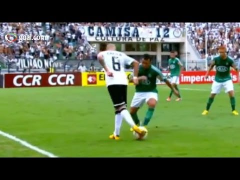 Amazing nutmeg from Fabio Santos - Derby Paulista