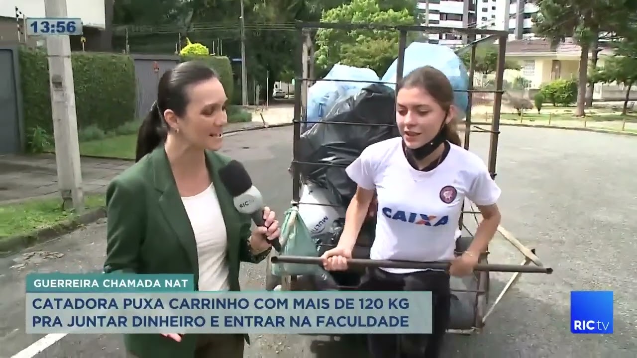 Catadora puxa carrinho com mais de 120 quilos para juntar dinheiro e entrar na faculdade