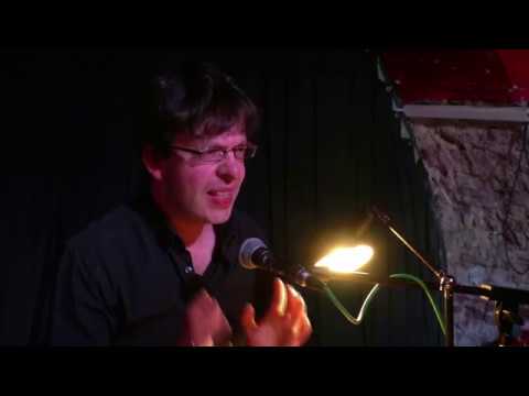 Sprecherziehung für Krisenreporter - Uli Höhmann "Und...? Sit-down-Comedy"