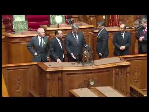 Chodź Szogunie! Prezydent Komorowski wchodzi na krzesło