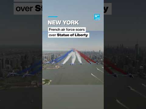 New York: French air force soars over Statue of Liberty