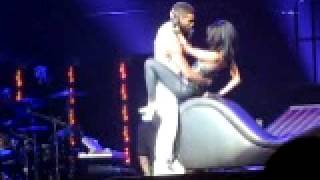 Usher gets intimate with a fan in St. Louis-part 2 (Trading Places)