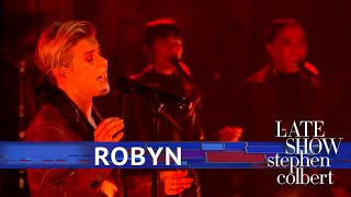 Robyn Performs &#39;Ever Again&#39;