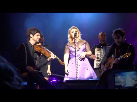 Kelly Clarkson DON'T YOU WANNA STAY - acoustic solo DARIEN LAKE SEPT 4 2013