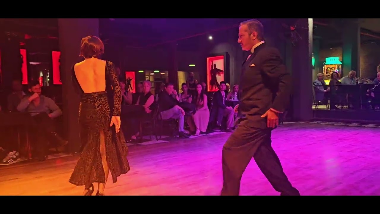 Video thumbnail for Sebastian Ripoll y Mariana Bojanich en Milonga Maipu 365 en Salon Marabu en 05/04/24. 2/3