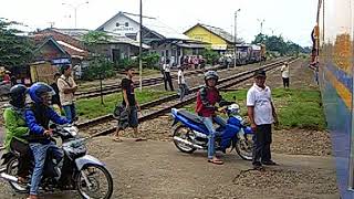 preview picture of video 'Railway : Odong-odong Train Passing LemahAbang Station'