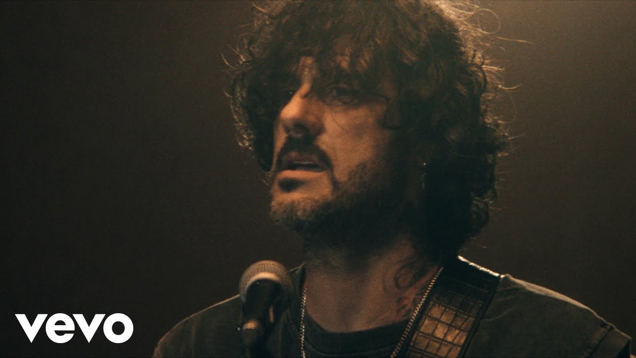 Melendi - Mentiras Arriesgadas (Video Oficial)