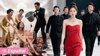 Es obligada a desnudarse en público, pero en realidad es heredera de multimillonario y contraataca