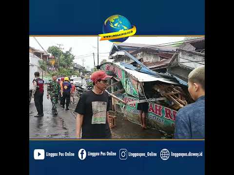 Cerita Pedagang Buah yang Rumahnya Ambruk