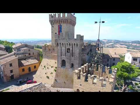 Marche: Comune di Offagna e la Torre dell'Orologio