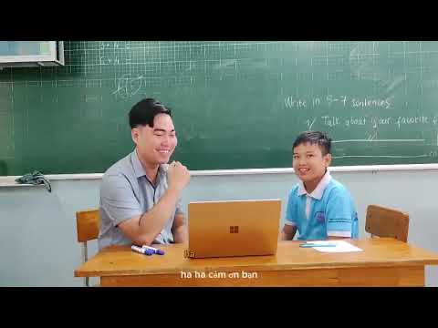 Hãy xem bạn ấy trò chuyện với thầy giáo của mình nhé.