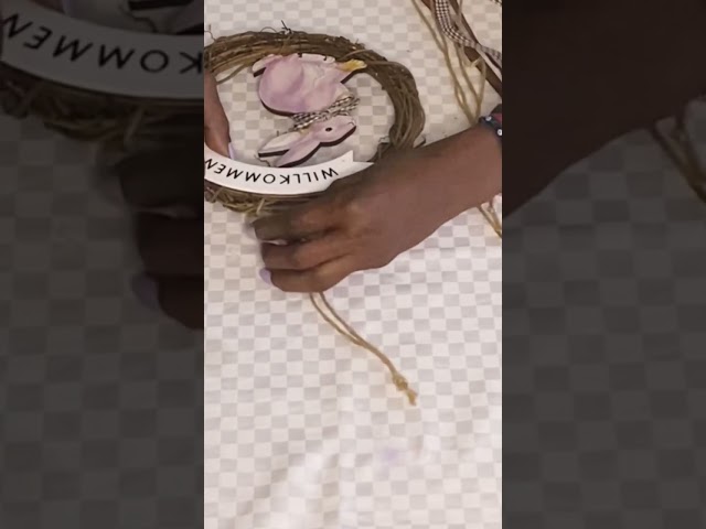 Vídeo relacionado con HEIBTENY Marco de corona de conejo de Pascua de 16 pulgadas con forma de alambre de metal para arreglos florales de bricolaje, decoración de puerta de primavera para el hogar, jardín, boda, fiesta