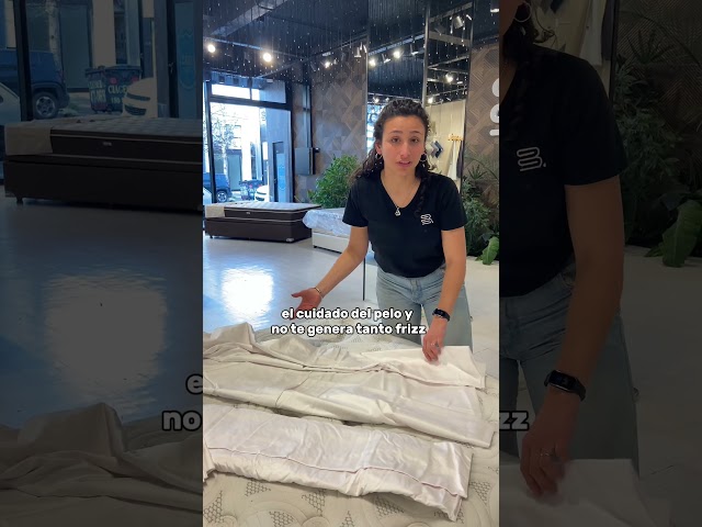 Vídeo relacionado con Manifattura Tessile Elegantes Sábanas De Satén De Algodón Blanco con Volante De Colores - La Luz Gris, Small Double Fitted 160x200 +2 Shams