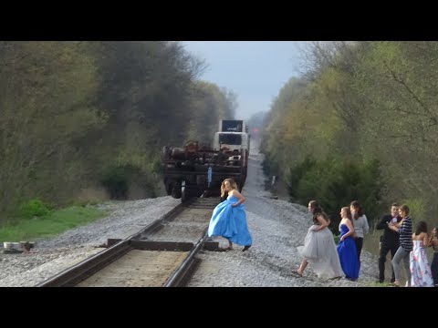 Train vs Prom?! Union Pacific 2556 w/ Cool Crew Messes Up Things on 4/5/19