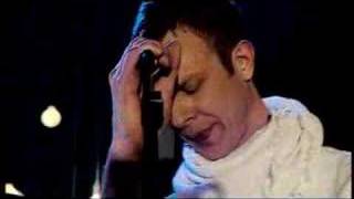 Familjen feat Andreas Tilliander - Huvudet i sanden