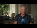 Corona slaat hard toe bij fervent Excelsior-fan: Erik verliest ouders en kruipt zelf door het oog...