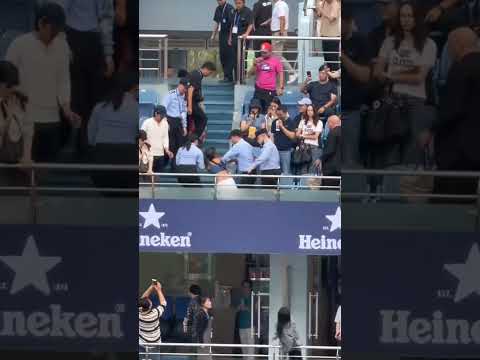 中國女子突然大吼大叫，被強行抬走時全場叫好！ #中國 #台灣