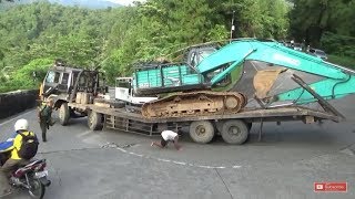 Download lagu this truck is broken !! due to pass through the mountain path in Indonesia mp3