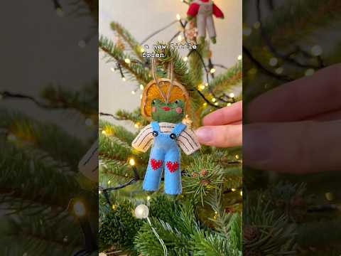 Felicia the Felt Frog 🐸 pattern link in my bio ❤️ #feltcrafts #handsewing #handmade #frog #diygift