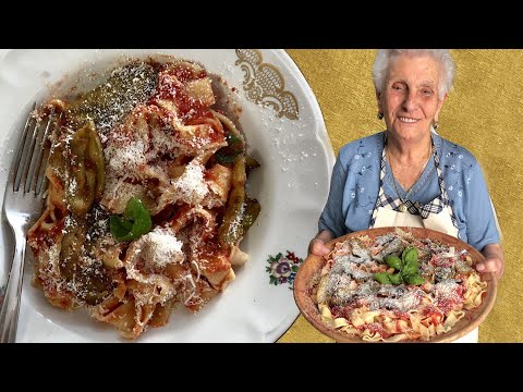 90 year old Caterina makes Sicilian 'lasagne' with eggplant & tomato sauce