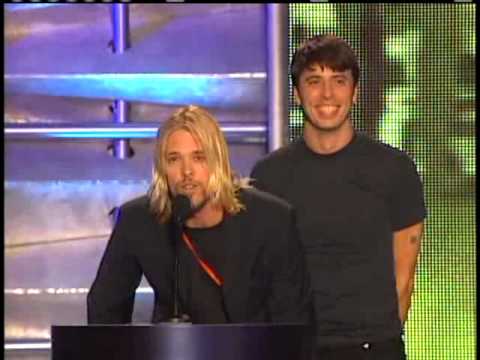 Dave Grohl and Taylor Hawkins induct Queen Rock and Roll Hall of Fame inductions 2001
