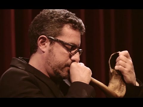 a Jewish prayer with oldest biblical wind instrument, shofar - Yamma Ensemble ממקומך קרליבך