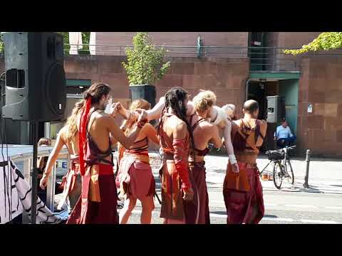 2020-09-11 Wiesbaden: Aktion gegen die Rodung des Dannenröder Forsts wg. der A49 - Antagon Theater