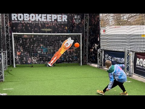 Jasialdo Piłka TV -  RoboKeeper challange na CampNou. 5 strzałów!