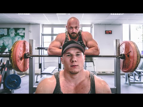 Germany’s strongest junior shows off his chest training!