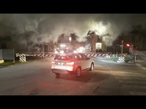 Passaggio a livello Neive (CN) con treno a vapore - Level crossing - Bahnübergang