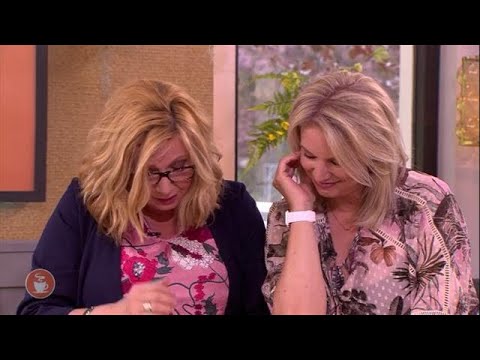 Loretta leest een stukje voor uit het boek van Sas - KOFFIETIJD