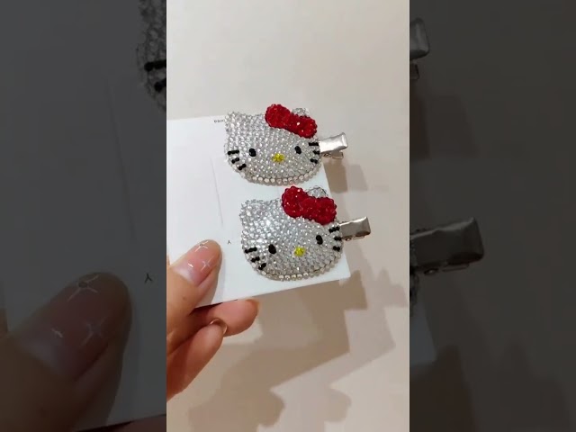Vídeo relacionado con Ganchos para el cabello Hello Kitty 6 piezas para niñas | Set de broches metálicos rosas con glitter, moño decorativo y diseños originales Sanrio