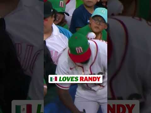 Team Mexico fans showing love for Randy Arozarena - and he's showing it right back 💚🤍❤️