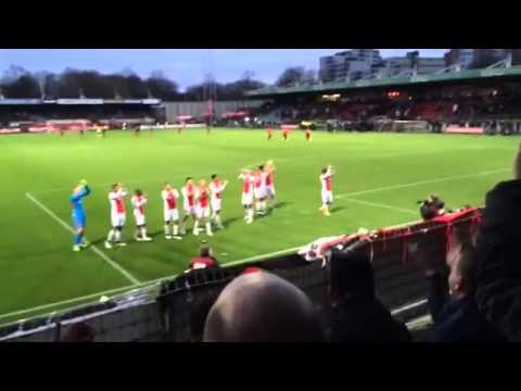 Spelers bedanken de meegereisde supporters.  Mooi moment voor Mike van der Hoorn.