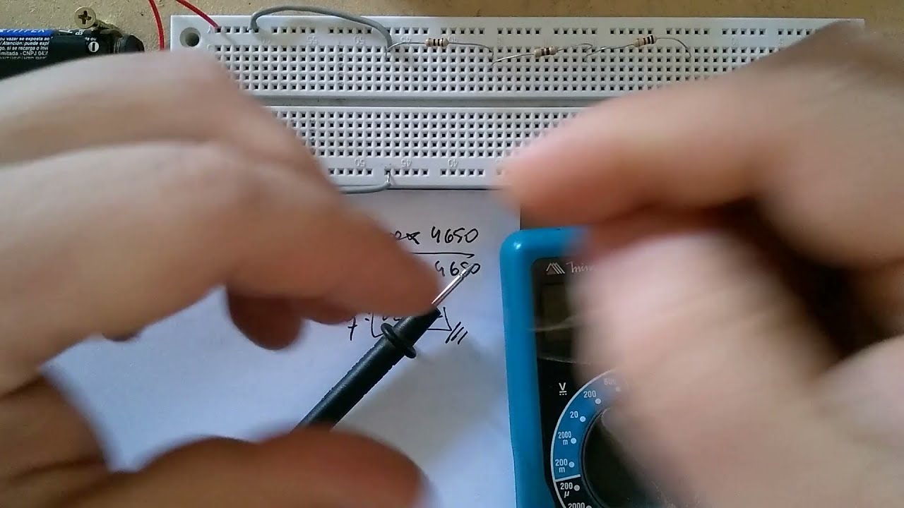 Práticas com a protoboard ( Associação de resistores em série e paralela).