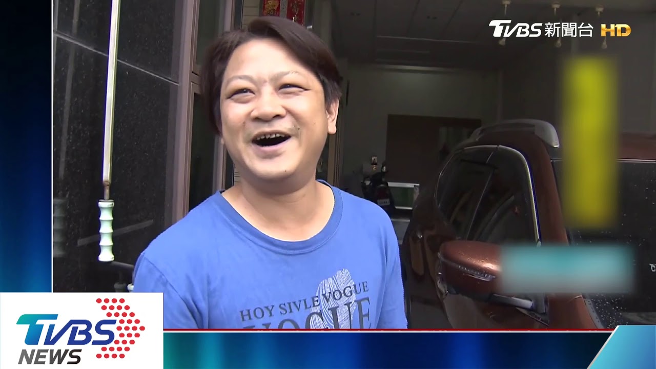 恐怖!大幅度轉彎 貨車險撞等紅燈騎士