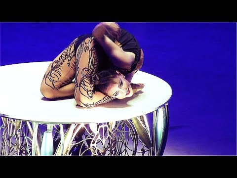 Circus. Flexible girl. Bravo !!!