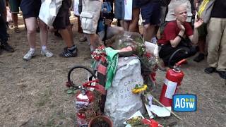 Genova, fiori e un estintore sulla stele per Carlo Giuliani