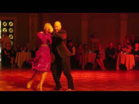  Mariano Otero  and  Alejandra Mantinan  are  dancing  to  the  vals  "  Viejo Portón  "  at  International Tango Festival Riga  in  2019