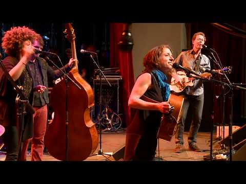 Ani DiFranco - Binary (eTown webisode #1195)